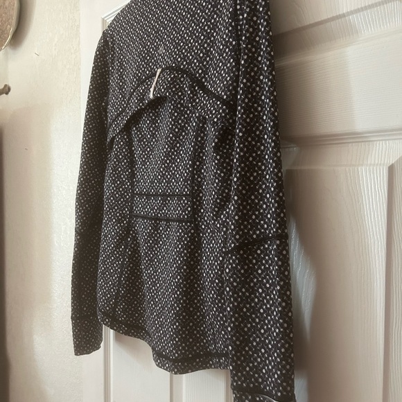 Lululemon black-and-white define jacket white zipper size 8 excellent condition. - Picture 2 of 6